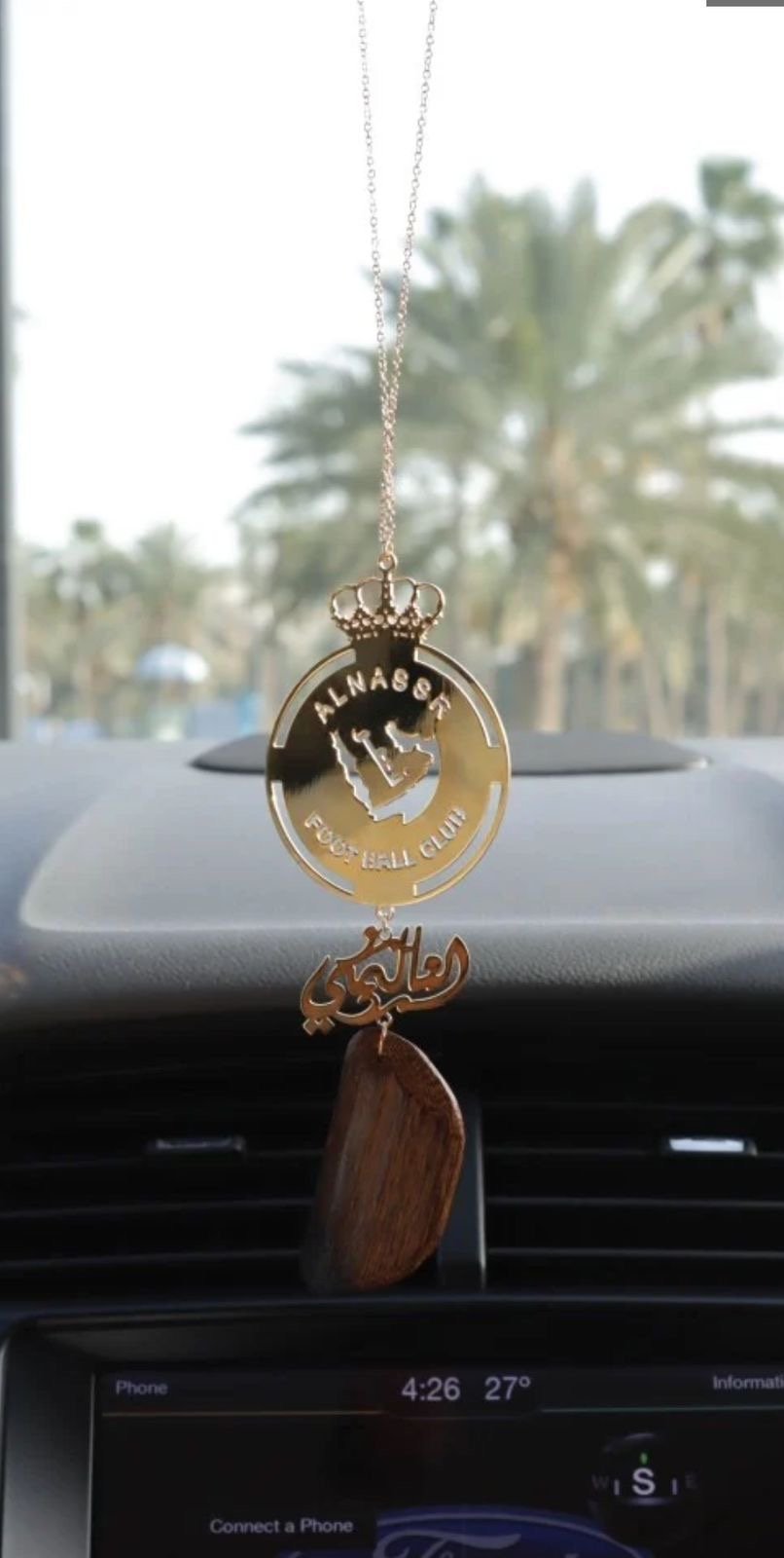 تعليقه شعار النصر مع كسره العود